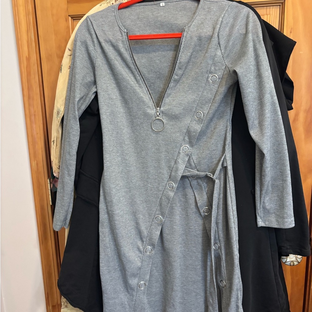 Elegant Zippered Gray Cardigan Sweater